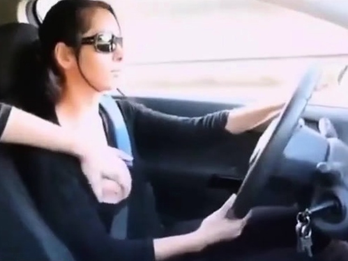 Жена мастурбирует в машине фото